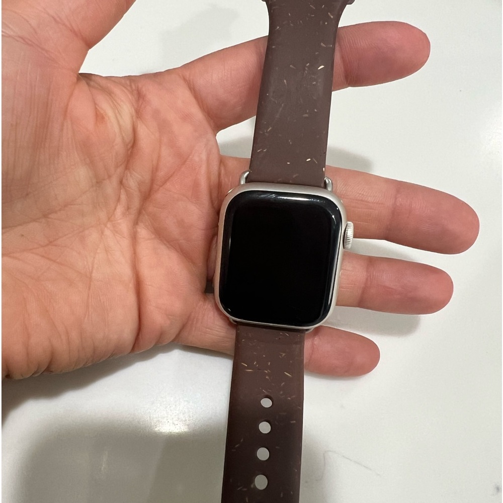 Apple series 7 (starlight)Like new. Includes charger only brick not included